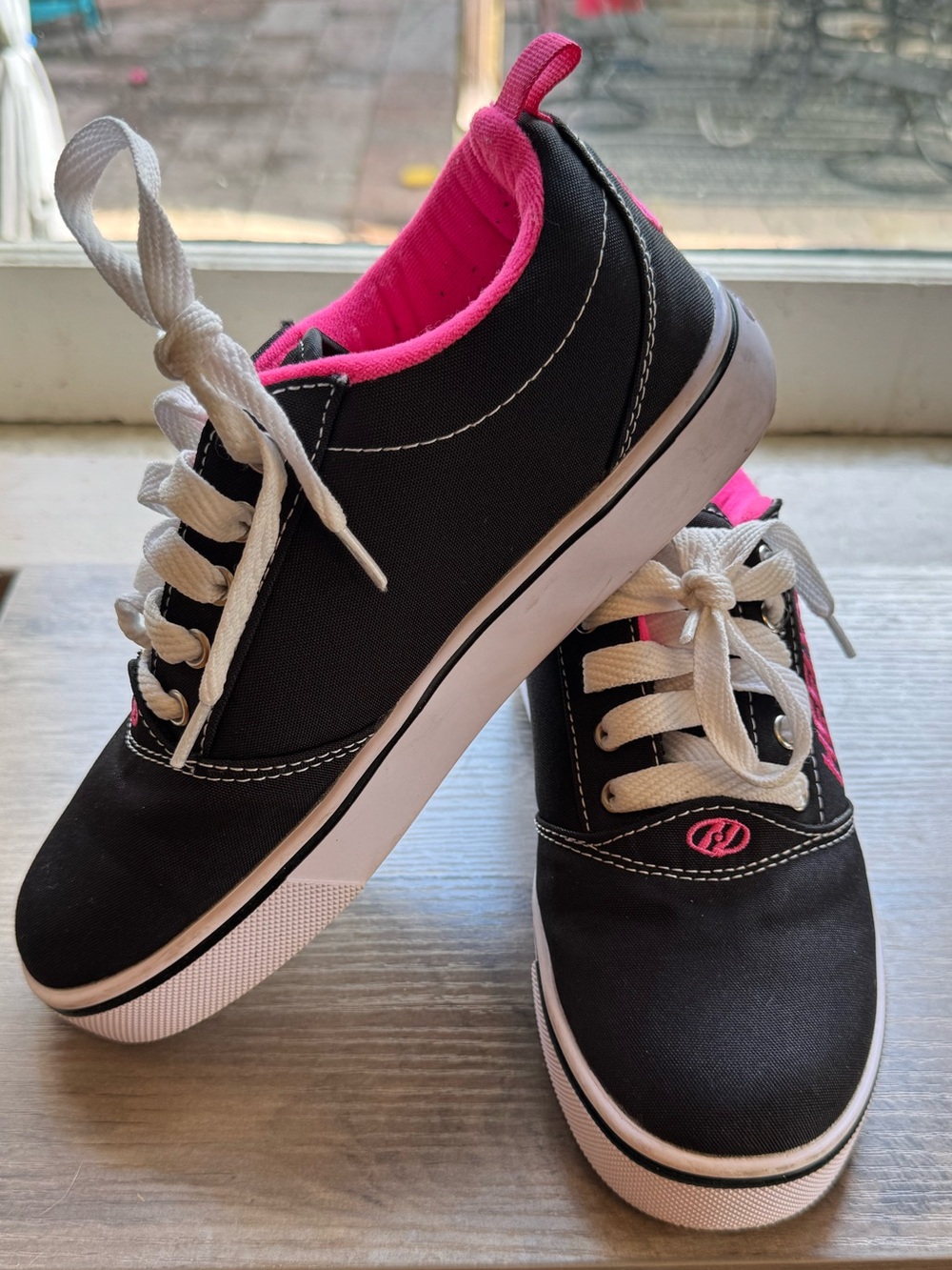 Heelys Bright Pink Skate Shoe Youth Sz 5 Like NEW!